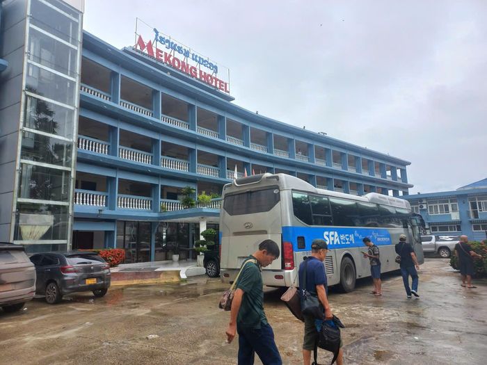 Các thành viên dừng chân ở một khách sạn tại Lào trước khi chia thành 2 nhóm di chuyển bằng xe khách hoặc tàu hỏa tới Bangkok