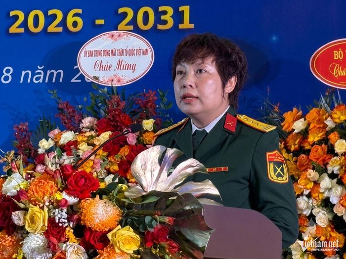 NSƯT Đỗ Thanh Hải và Đại tá Đặng Thái Huyền đọc tham luận tại hội nghị.