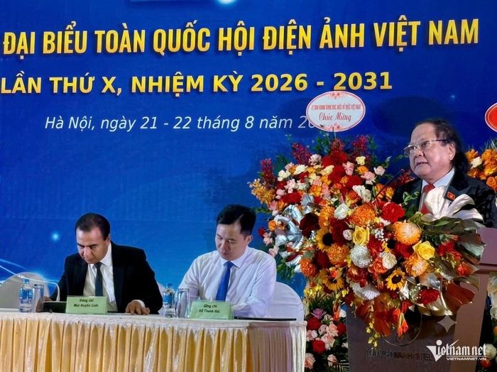 PGS. Đỗ Lệnh Hùng Tú cùng MC Quyền Linh và đạo diễn Đỗ Thanh Hải điều hành phiên làm việc. 