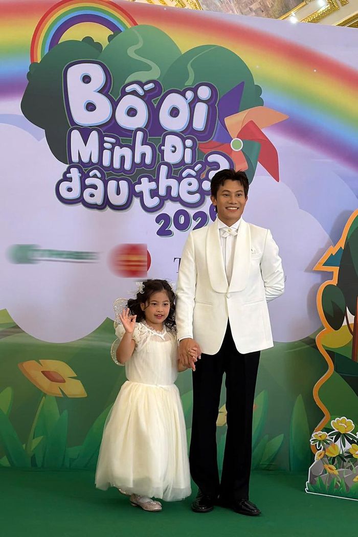 Ca sĩ Huy R và diễn viên Phương Nam bên con.