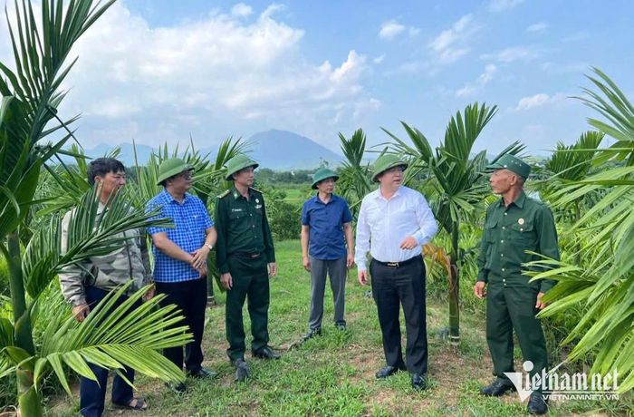 Ông Đào Biên Thùy - Bí thư Đảng ủy xã Quảng Tân (thứ 2 từ phải sang) thăm, kiểm tra thực tế một số mô hình kinh tế trên địa bàn