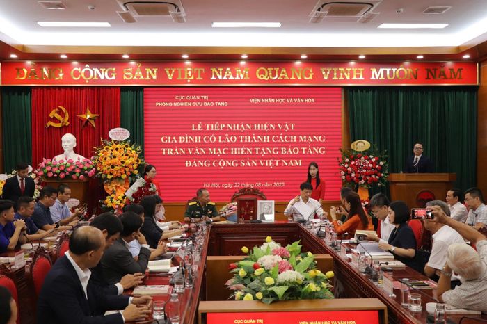 Đại diện gia đình và đại diện Bảo tàng Đảng Cộng sản Việt Nam ký kết trao tặng và tiếp nhận hiện vật.