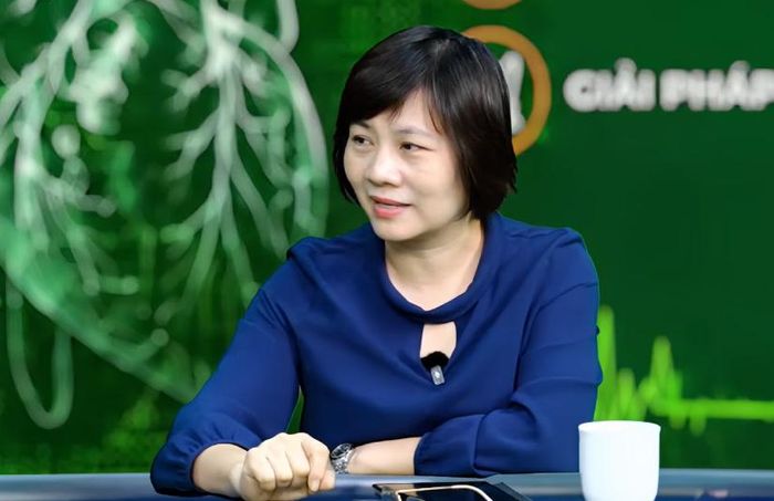 PGS Huyền chia sẻ tại toạ đàm. Ảnh: Phan Trang.