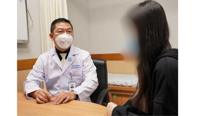 Bác sĩ CKII Vũ Hữu Thịnh - Trưởng khoa Tạo hình - Thẩm mỹ, Bệnh viện Đại học Y Dược TP.HCM đang thăm khám cho một trường hợp bị biến chứng thẩm mỹ do xăm môi tại một spa. Ảnh: Đỗ Trí