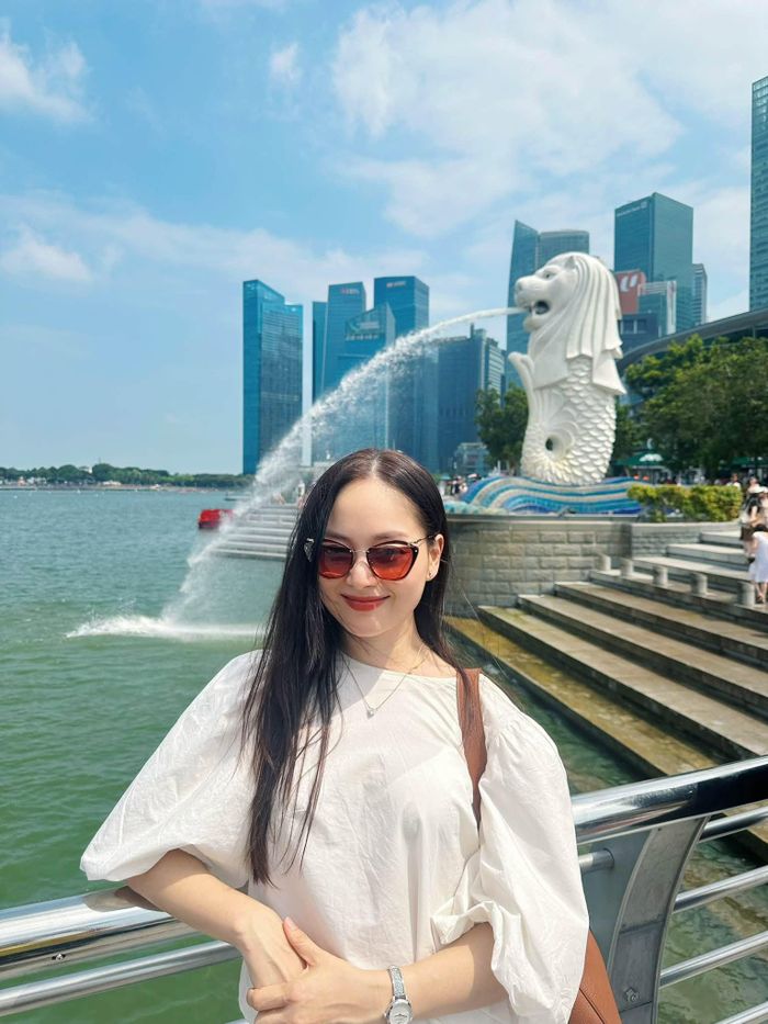 Diễn viên Lan Phương thăm thú Singapore.