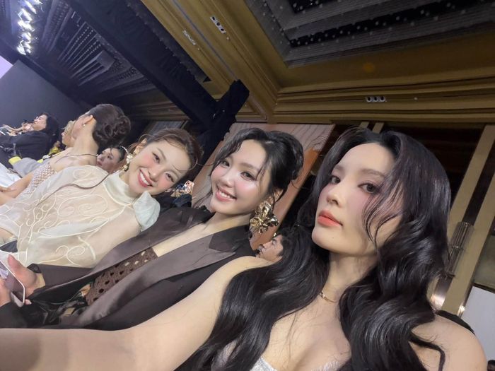 Hoa hậu Kỳ Duyên vui gặp hội chị em tại sự kiện.