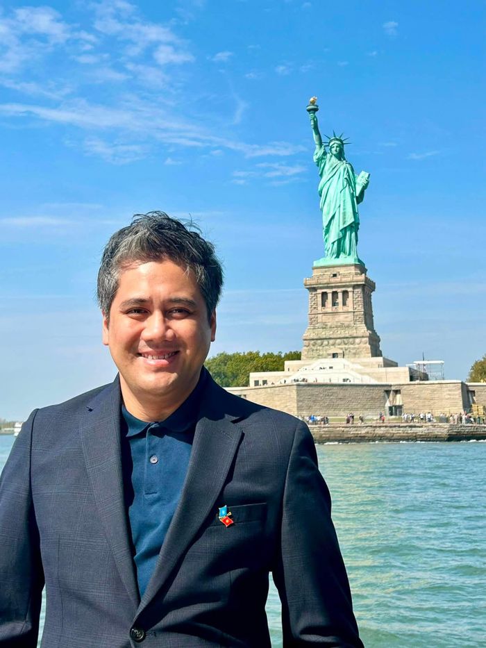 NSND Bùi Công Duy tham quan New York, Mỹ.