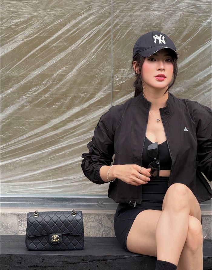 Diễn viên Minh Trang mặc cá tính dạo phố.
