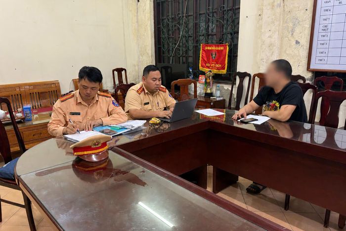 Tài xế T.T.T. tại trụ sở CSGT. Ảnh: Đội CSGT đường bộ số 2