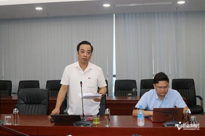 Ông Nguyễn Hoàng Hải - Phó Giám đốc Trung tâm Chuyển đổi số, báo cáo tại cuộc họp