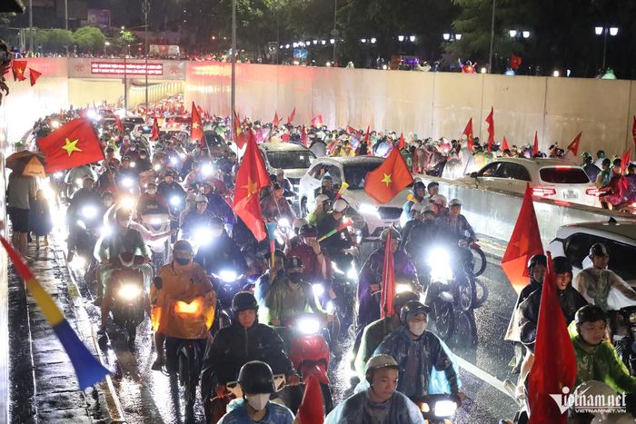 23h40 phút, những người hâm mộ vẫn tiếp tục chia vui với đội tuyển trên nhiều tuyến phố.
