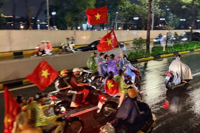 22h10, tại khu vực hầm chui Kim Liên (Hà Nội), bất chấp trời có mưa nặng hạt, rất đông bạn trẻ đã ra đường ăn mừng.