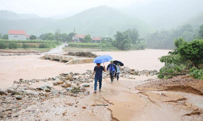 Mưa lớn, lũ chảy xiết khiến ngầm Non Tá, xã Đại Sơn, bị ngập.
