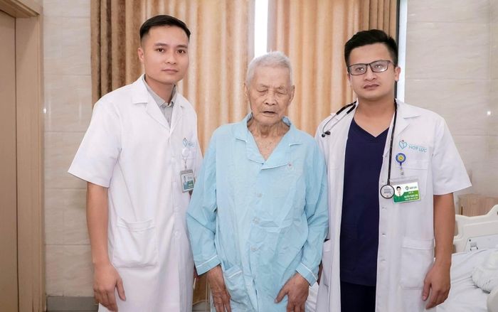 Bệnh nhân 100 tuổi đã tự đứng dậy đi lại sau khi điều trị hồi sức tích cực, bơm xi măng sinh học vào thân đốt sống. Ảnh: Bệnh viện cung cấp đã được sự đồng ý của gia đình người bệnh