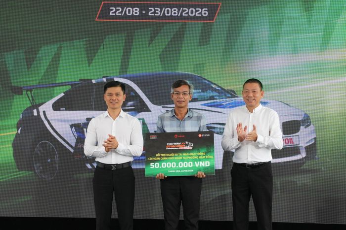 Đại diện BTC hỗ trợ người có hoàn cảnh khó khăn bị tai nạn giao thông trên địa bàn phường Hàm Rồng