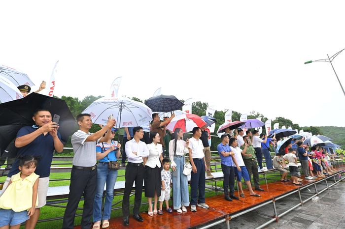 Trời mưa nhưng khán giả vẫn đến cổ vũ nhiệt tình cho các tay đua