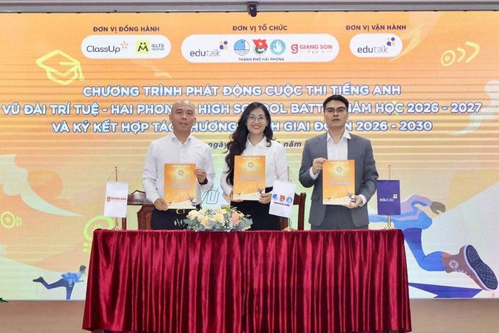 Đại diện Thành đoàn TP. Hải Phòng và các đơn vị đồng hành tham gia ký kết biên bản ghi nhớ hợp tác. Ảnh: CTV
