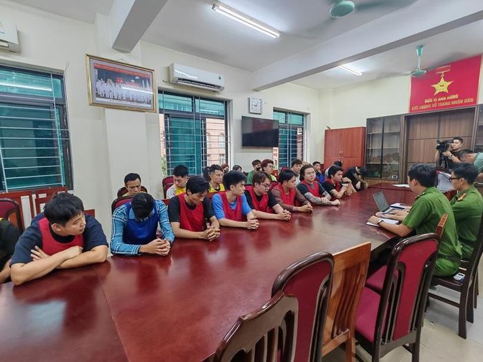 Các đối tượng tại cơ quan Công an. Ảnh: CAHN