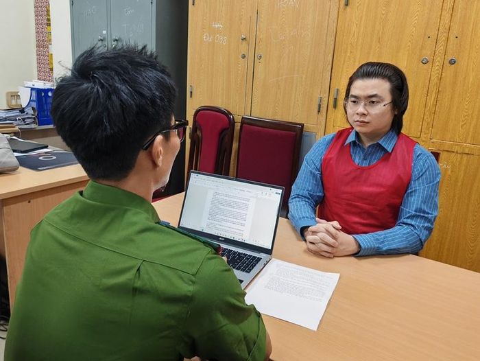 Đối tượng Phạm Tuấn tại cơ quan Công an. Ảnh: CAHN