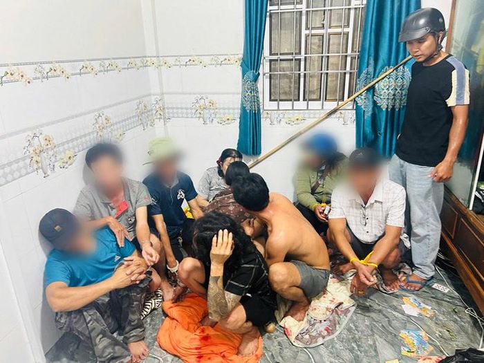 Nhóm đối tượng tham gia đánh bạc tại hiện trường. (Ảnh:CA)