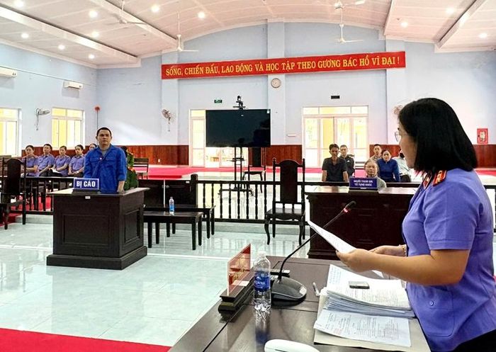 Kiểm sát viên công bố cáo trạng tại phiên tòa.