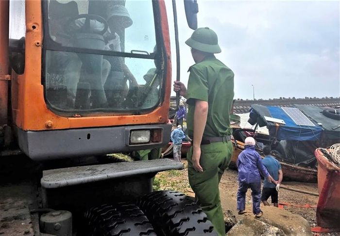  Công an đặc khu Bạch Long Vĩ giúp đỡ nhân dân chằng buộc tàu.
