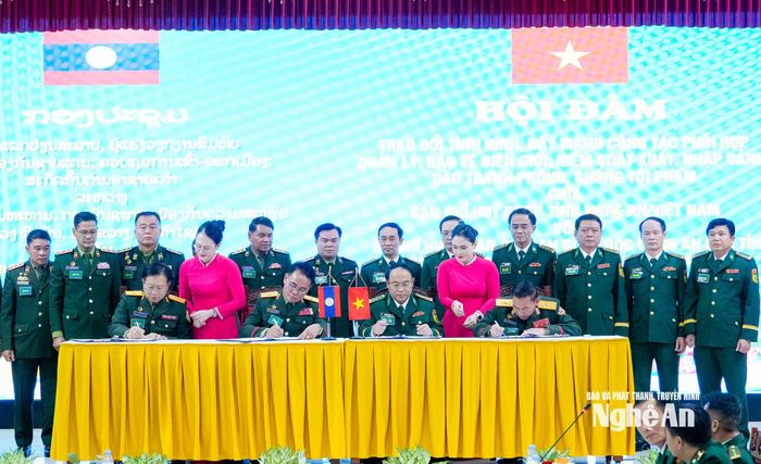 Ban Chỉ huy Bộ đội Biên phòng tỉnh Nghệ An ký bản ghi nhớ với Bộ Chỉ huy Quân sự 3 tỉnh Hủa Phăn, Xiêng Khoảng, Bô Ly Khăm Xay (Lào). Ảnh: Phạm Bằng