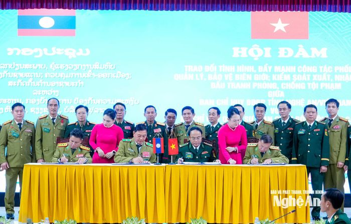 Ban Chỉ huy Bộ đội Biên phòng tỉnh Nghệ An ký bản ghi nhớ với Công an 3 tỉnh Hủa Phăn, Xiêng Khoảng, Bô Ly Khăm Xay (Lào). Ảnh: Phạm Bằng