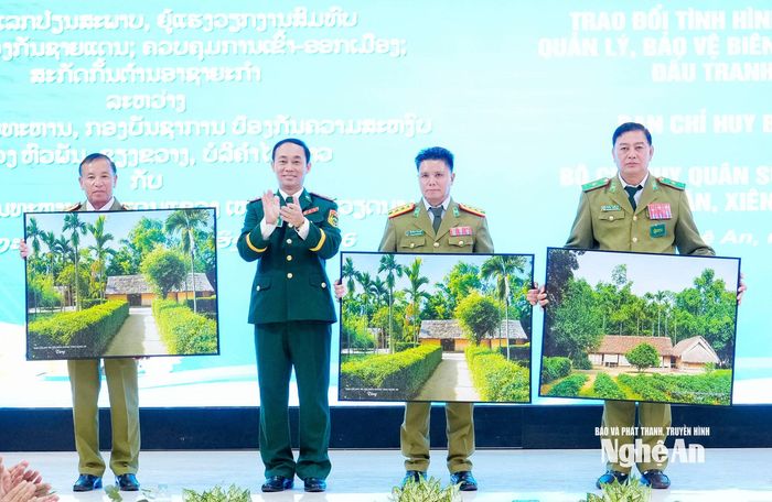 Ban Chỉ huy Bộ đội Biên phòng tỉnh Nghệ An tặng quà Công an 3 tỉnh Hủa Phăn, Xiêng Khoảng, Bô Ly Khăm Xay (Lào). Ảnh: Phạm Bằng