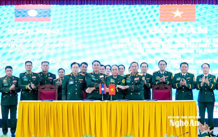 Ban Chỉ huy Bộ đội Biên phòng tỉnh Nghệ An ký bản ghi nhớ với Bộ Chỉ huy Quân sự 3 tỉnh Hủa Phăn, Xiêng Khoảng, Bô Ly Khăm Xay (Lào). Ảnh: Phạm Bằng
