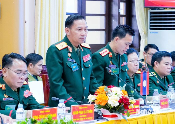 Thiếu tướng Khăm Mương Khốt Vông Khun - Trưởng đoàn đại biểu Bộ Chỉ huy Quân sự tỉnh Hủa Phăn phát biểu tại Hội đàm. Ảnh: Phạm Bằng