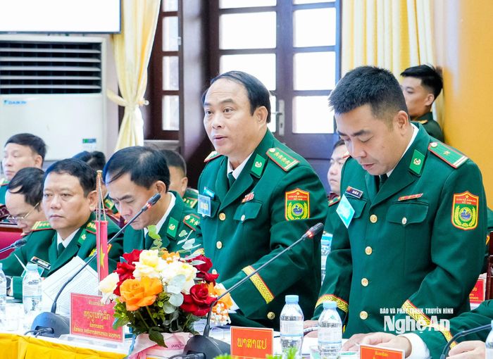 Đại tá Nguyễn Công Lực - Chỉ huy trưởng, Trưởng đoàn Ban Chỉ huy Bộ đội Biên phòng tỉnh Nghệ An phát biểu tại Hội đàm. Ảnh: Phạm Bằng