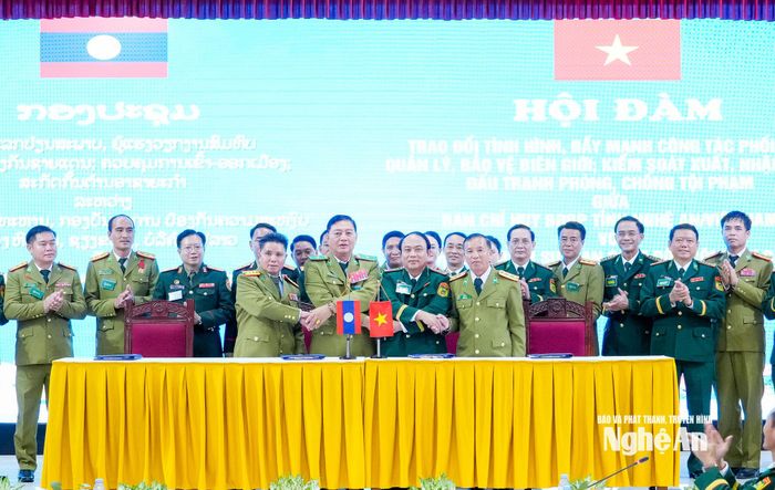 Ban Chỉ huy Bộ đội Biên phòng tỉnh Nghệ An ký bản ghi nhớ với Công an 3 tỉnh Hủa Phăn, Xiêng Khoảng, Bô Ly Khăm Xay (Lào). Ảnh: Phạm Bằng