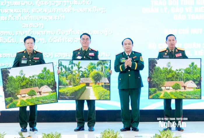 Ban Chỉ huy Bộ đội Biên phòng tỉnh Nghệ An tặng quà Bộ Chỉ huy Quân sự 3 tỉnh Hủa Phăn, Xiêng Khoảng, Bô Ly Khăm Xay (Lào). Ảnh: Phạm Bằng