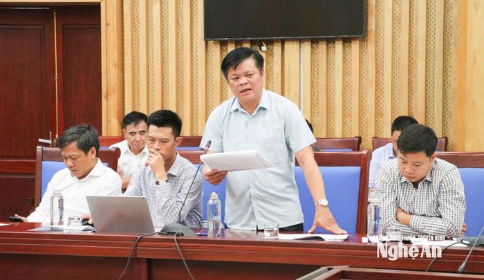 Chủ tịch UBND xã Đức Châu Chu Duy Phong phát biểu về một số bất cập. Ảnh: Thái Dương