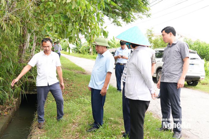 Kiểm tra Cống tiêu nước khe cộ Bù. Ảnh: T.L