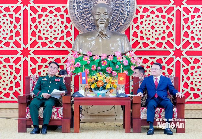 Thiếu tướng Khăm Phèn Vị Lử Thăm - Chỉ huy trưởng Bộ Chỉ huy Quân sự tỉnh Bo Ly Khăm Xay phát biểu tại cuộc làm việc với lãnh đạo tỉnh Nghệ An. Ảnh: Phạm Bằng