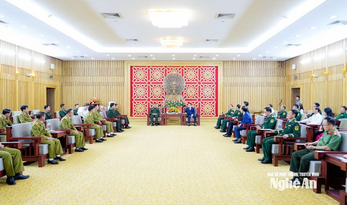 Phó Chủ tịch UBND tỉnh Phùng Thành Vinh chủ trì buổi tiếp đoàn đại biểu Bộ Chỉ huy Quân sự, Ban Giám đốc Công an 3 tỉnh Hủa Phăn, Xiêng Khoảng, Bo Ly Khăm Xay (Lào). Ảnh: Phạm Bằng