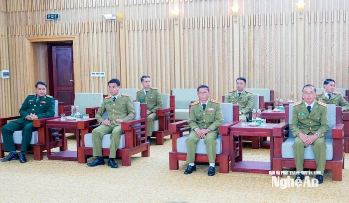 Các đại biểu 3 tỉnh Hủa Phăn, Xiêng Khoảng, Bo Ly Khăm Xay tham dự buổi tiếp. Ảnh: Phạm Bằng