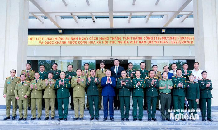 Đoàn đại biểu tỉnh Nghệ An chụp ảnh lưu niệm cùng đoàn đại biểu 3 tỉnh Hủa Phăn, Xiêng Khoảng, Bo Ly Khăm Xay. Ảnh: Phạm Bằng