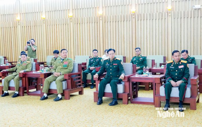 Các đại biểu 3 tỉnh Hủa Phăn, Xiêng Khoảng, Bo Ly Khăm Xay tham dự buổi tiếp. Ảnh: Phạm Bằng