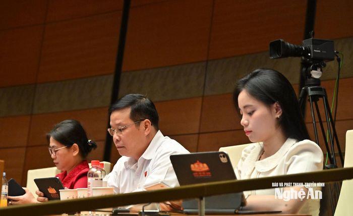Đoàn ĐBQH tỉnh Nghệ An dự kỳ họp. Ảnh: Viết Chung