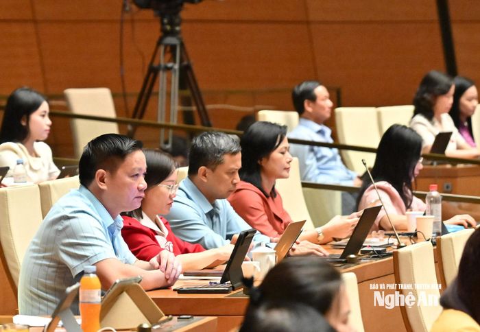 Đoàn ĐBQH tỉnh Nghệ An dự kỳ họp. Ảnh: Viết Chung