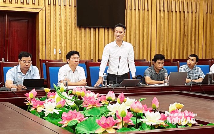 Lãnh đạo xã Tri Lễ báo cáo tiến độ 12/16 hạng mục đã hoàn thành để khai giảng tại trường mới. Ảnh: Thu Hiền