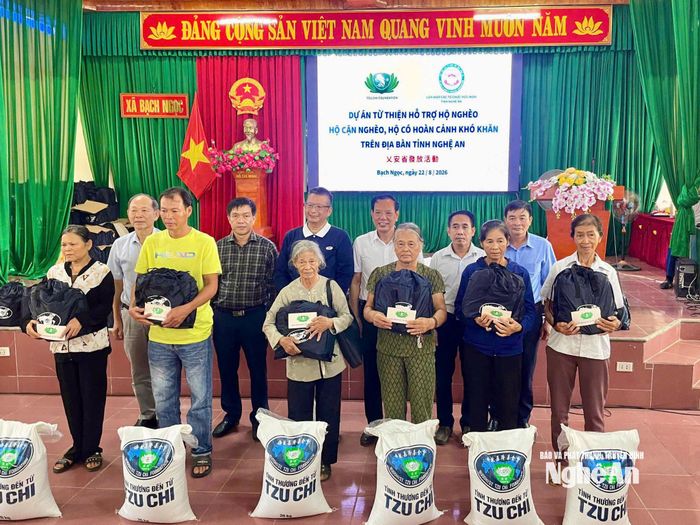 Trao quà cho các hộ nghèo, cận nghèo, có hoàn cảnh khó khăn tại xã Bạch Ngọc. Ảnh: Thành Trung