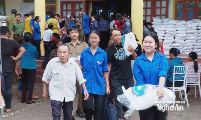 Các địa phương huy động lực lượng hỗ trợ bà con nhận quà từ thiện. Ảnh: Thành Trung