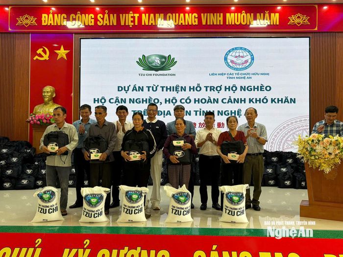 Trao quà cho các hộ nghèo, cận nghèo, có hoàn cảnh khó khăn tại xã Tân Kỳ. Ảnh: Thành Trung