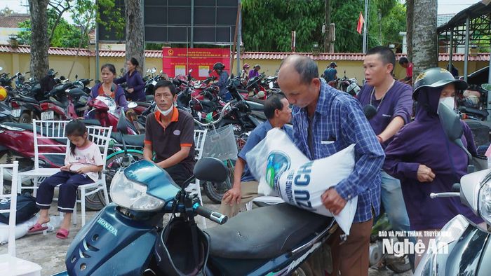 Bà con được nhận quà gồm tiền mặt và các nhu yếu phẩm. Ảnh: Thành Trung