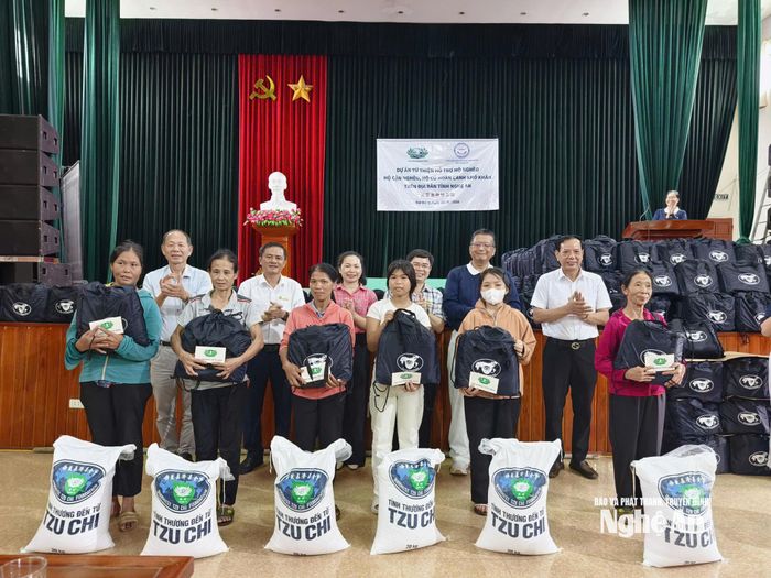 Trao quà cho các hộ nghèo, cận nghèo, có hoàn cảnh khó khăn tại xã Đại Đồng. Ảnh: Thành Trung