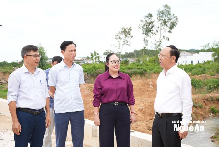 Đồng chí Bùi Thanh An nghe lãnh đạo xã Phúc Lộc báo cáo tiến độ thực hiện và giải ngân. Ảnh: Nguyễn Toàn